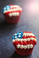 amerikanisch Flagge Tasse Kuchen foto
