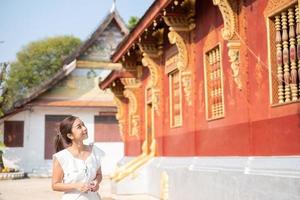 jung asiatisch Frau beim wat Sene Souk haram ,luang Prabang, Laos foto