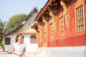 jung asiatisch Frau beim wat Sene Souk haram ,luang Prabang, Laos foto