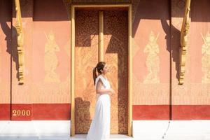 jung asiatisch Frau beim wat Sene Souk haram ,luang Prabang, Laos foto