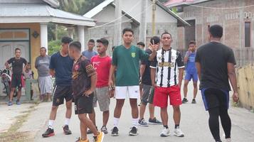 Gorontalo, März 2023 - - Marathon- Laufen Wettrennen, Menschen Füße auf Stadt Straße. Laufen Menschen beim ein Marathon- Wettbewerb foto