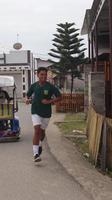 Gorontalo, März 2023 - - Marathon- Laufen Wettrennen, Menschen Füße auf Stadt Straße. Laufen Menschen beim ein Marathon- Wettbewerb foto