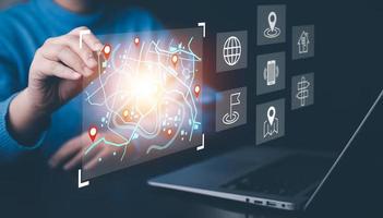 Geschäft Menschen mit Stift berühren virtuell Welt und Modell- Karte mit Ort Punkt, Geographisches Positionierungs System Anwendung, Symbol Reise Karten und finden setzt im das online System, alle Bildschirm Grafik sind generiert, suchen zum Reise foto