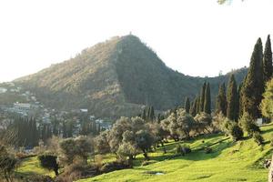 Neu Athos. Abchasien.März, 26, 2023. Aussicht von das Umfeld von das iverskaja Berg beim Sonnenuntergang im früh Frühling. foto