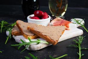 gegrillt Sandwich mit Pastete mit Hähnchen Leber und Oliven auf dunkel Hintergrund foto