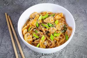 Nudeln mit Gemüse, Hähnchen und Pilze im Schüssel. rühren braten Pasta foto