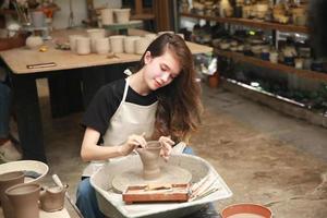 klein Geschäft Inhaber von jung Menschen Erstellen Keramik foto