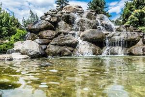 schön Stein Wasserfall Brunnen foto