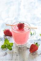 Erdbeere Smoothie im das Glas foto