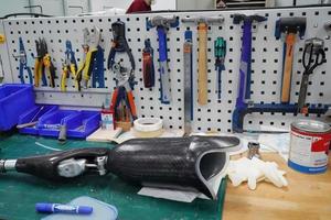 orthopädisch Techniker Herstellung Prothese Bein zum Behinderungen Menschen im Werkstatt. foto