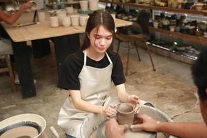 klein Geschäft Inhaber von jung Menschen Erstellen Keramik foto