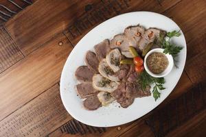 gebacken braten Rindfleisch, Hähnchen Rollen, Zunge und Schweinefleisch Fleisch foto