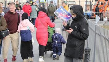 sankt Petersburg Russland - - 04 17 2023 Junge mit Einladung Zeichen zum Touristen und mit Telefon im Hand foto