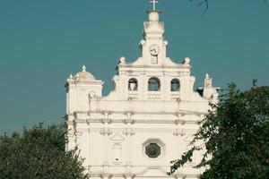 Weiß Kirche umgeben durch Bäume und Pflanzen foto