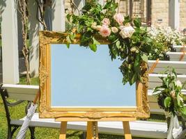 Hochzeit Dekorationen. Teller mit frisch Blumen zum von Veranstaltungen Inschrift. Tafel zum Information und Herzliche Glückwünsche beim Zeremonie und Veranstaltung foto