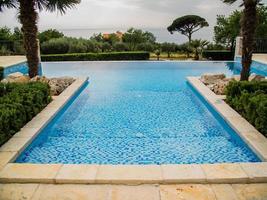 Zuhause Schwimmen Schwimmbad im Garten und Villa Terrasse - - Sommer- Ferien und Luxus Lebensstil Konzept foto