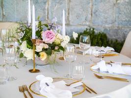Luxus elegant Hochzeit Rezeption Tabelle Anordnung und Blumen- Kernstück - - Hochzeit Bankett und Veranstaltung draussen foto