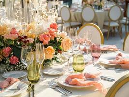 Hochzeit Bankett Konzept. Stühle und runden Tabelle zum Gäste, serviert mit Messerschmied Und, Blumen und Geschirr und bedeckt mit ein Tischdecke foto