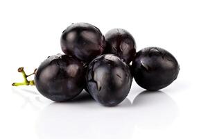 Ranke von frisch Blau schwarz korinthisch Trauben, isolieren auf Weiß Hintergrund. Zweig von organisch natürlich Lebensmittel. ai generiert. foto