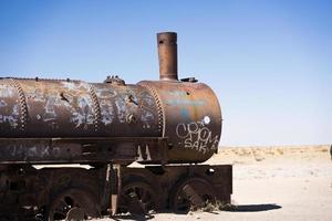 Lokomotive in der Nähe von Uyuni in Bolivien foto