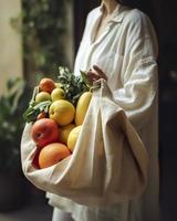 ein Frau Tragen ein wiederverwendbar Lebensmittelgeschäft Tasche voll von frisch Früchte und Gemüse von das Landwirte Markt, erzeugen ai foto