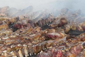 traditionell Fleisch gegrillt auf das Grill im das Argentinien Landschaft foto