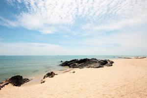 Seelandschaft von felsig auf das Strand auf Meer Küste im Thailand. foto