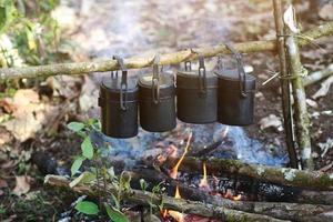 Reis Kochen Methoden zum Camping im das Wald im Thailand foto