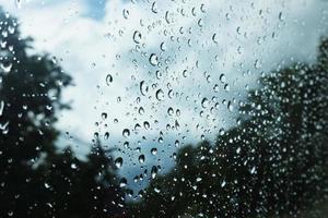 Tau und Regentropfen auf ein Fenster Glas im natürlich Regenwald foto