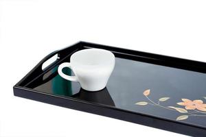 Weiß Kaffee Tasse auf schwarz Essen Tablett foto