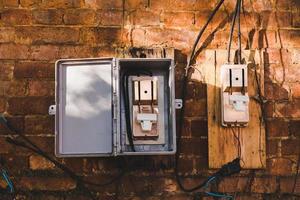 alt und Achtung elektrisch Sicherung Schnitt aus auf Grunge Backstein Mauer. foto