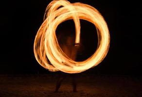 Feuershow am Strand foto