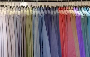 Nahaufnahme von mehrfarbigen Hemden auf Kleiderbügeln foto