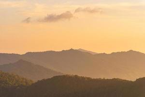 High Angle Viewpoint Sonnenuntergang über Bergen und Wald
