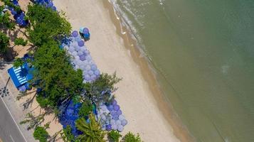 Luftaufnahme des schönen Strandes am Morgen in Thailand foto