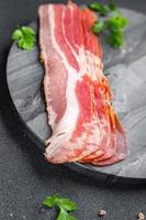 Speck Streifen frisch Fleisch gesund Mahlzeit Essen Snack auf das Tabelle Kopieren Raum Essen Hintergrund rustikal oben Aussicht foto