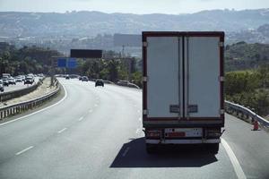 LKW auf ein Autobahn - - zurück Aussicht foto