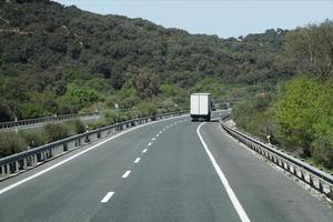 LKW auf ein Autobahn - - zurück Aussicht foto