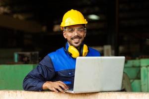 Experte Ingenieure oder Arbeitskräfte halten ein Weiß Hut glücklich zu Arbeit im ein industriell Fabrik. foto