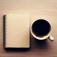 ein Notizbuch zum reflektieren Über Kaffee und ruhig Zeit, Morgen Gedanken immer noch Leben Fotografie. foto