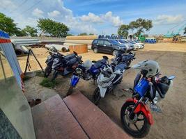 Jakarta, Indonesien im Juli 2022. ein provisorisch Motorrad Parkplatz Menge von ein Büro. foto