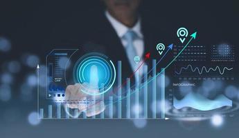 Geschäftsmann Hand berühren Pfeil virtuellen Bildschirm Geschäftsdiagramm auf dem schwarzen Hintergrund, Verkaufsdatenanalyse, moderne Technologie Geschäftsleute wählen mit Finger analytisches Diagramm mit Big Data. foto