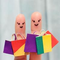 Finger Kunst von ein glücklich freunde mit Einkaufen Taschen foto