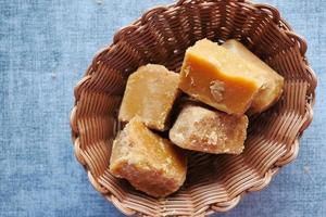 Jaggery traditioneller Rohrzuckerwürfel auf dem Tisch foto