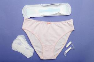 Damen Slip mit Tampons, Pads und Höschen Liner . Hygiene und Damen Gesundheit Pflege Konzept foto