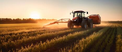 Landwirtschaft Traktor Sprühen Pflanzen im ein Feld. foto