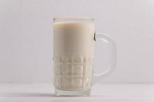 ein Glas Milch auf dem Schreibtisch foto