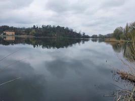 Panorama von das Fluss im das Dorf foto