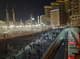 Mekka, Saudi Arabien, April 2023 - - Pilger von alle Über das Welt versammeln um Masjid al-haram auf das neunundzwanzigste Nacht von Ramadan im Mekka. foto