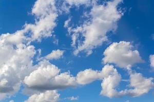 schön Sommer- Blau Himmel mit Kumulus flauschige Wolken Hintergrund. foto
